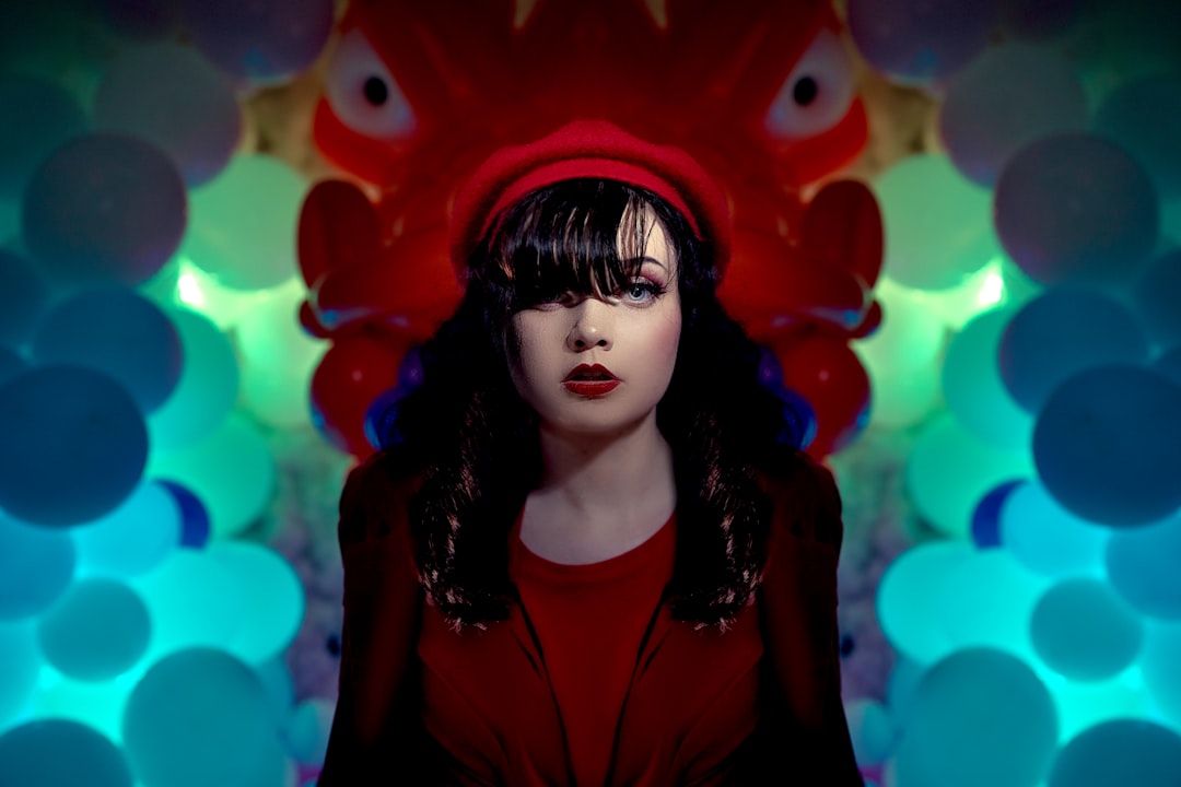 Waarom spuugt je baby na elke voeding: oorzaken en wat te doen